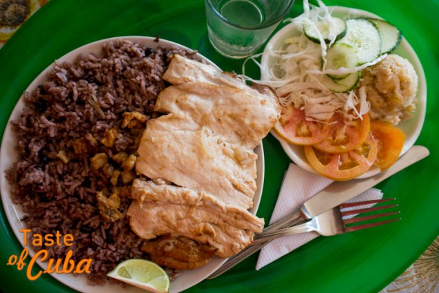 Plato típico de la cocina cubana en la paladar "La sombrilla" de Los Gordos